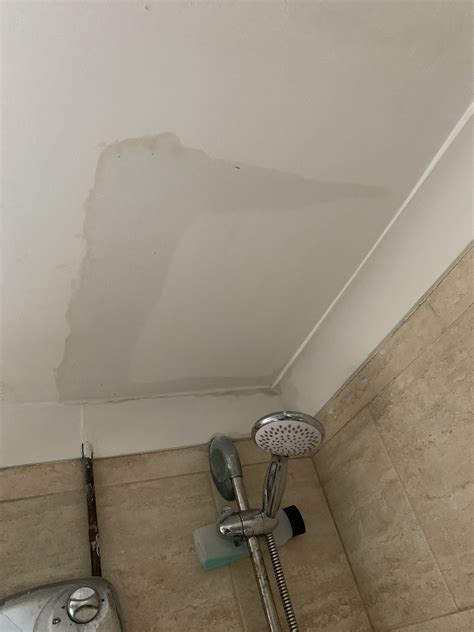 How to Handle a Bathtub Leaking Through a Ceiling: Tips to。